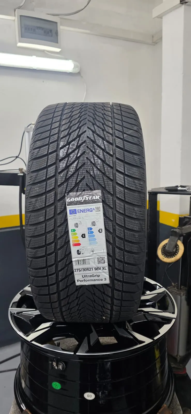 Nova zimska guma Goodyear UltraGrip Performance 3, dimenzija 275/30 R21, na naplatku
